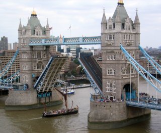 tower_bridge_open_for_shipping2.jpg